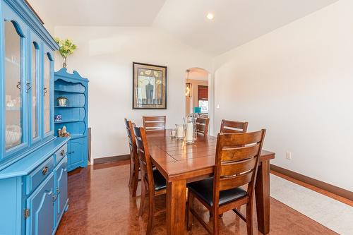 1571 20 Avenue, Salmon Arm, BC - Indoor Photo Showing Dining Room