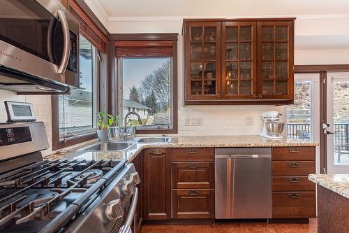 1571 20 Avenue, Salmon Arm, BC - Indoor Photo Showing Kitchen With Double Sink