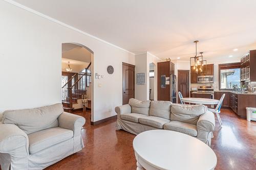 1571 20 Avenue, Salmon Arm, BC - Indoor Photo Showing Living Room