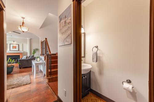 1571 20 Avenue, Salmon Arm, BC - Indoor Photo Showing Bathroom