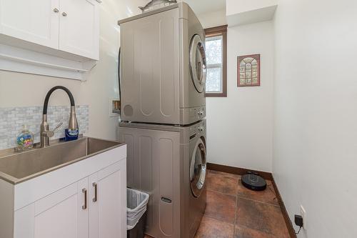 1571 20 Avenue, Salmon Arm, BC - Indoor Photo Showing Laundry Room