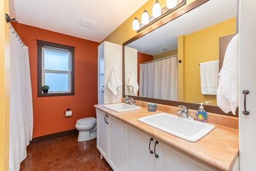 1571 20 Avenue, Salmon Arm, BC - Indoor Photo Showing Bathroom