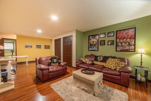 1571 20 Avenue, Salmon Arm, BC - Indoor Photo Showing Living Room