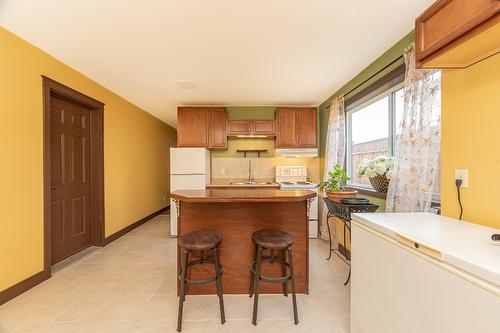 1571 20 Avenue, Salmon Arm, BC - Indoor Photo Showing Kitchen