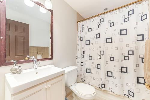 1571 20 Avenue, Salmon Arm, BC - Indoor Photo Showing Bathroom