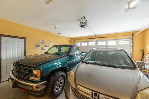 1571 20 Avenue, Salmon Arm, BC - Indoor Photo Showing Garage