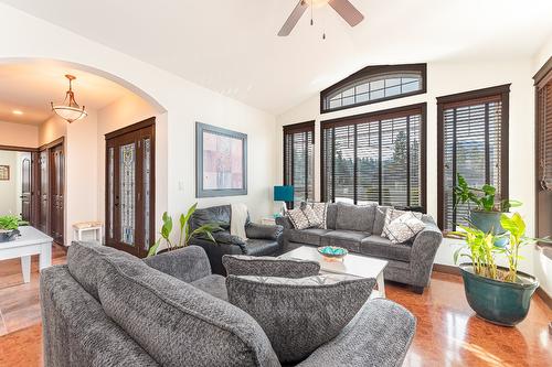 1571 20 Avenue, Salmon Arm, BC - Indoor Photo Showing Living Room