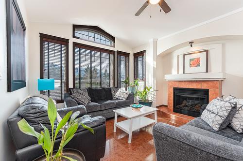 1571 20 Avenue, Salmon Arm, BC - Indoor Photo Showing Living Room With Fireplace