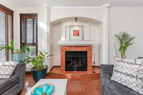 1571 20 Avenue, Salmon Arm, BC - Indoor Photo Showing Living Room With Fireplace