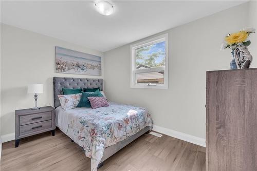 34 East 44Th Street, Hamilton, ON - Indoor Photo Showing Bedroom