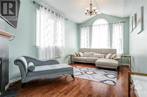 4598 Ogilvie Walk Crescent, Ottawa, ON - Indoor Photo Showing Living Room