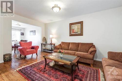4598 Ogilvie Walk Crescent, Ottawa, ON - Indoor Photo Showing Living Room