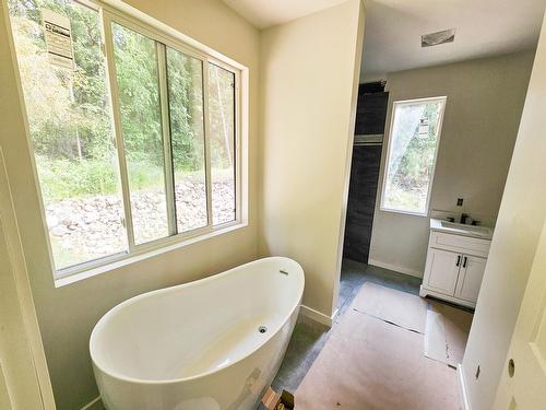 2801 Harlow Road, Nelson, BC - Indoor Photo Showing Bathroom