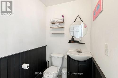 145 Pinnacle Street, Belleville, ON - Indoor Photo Showing Bathroom