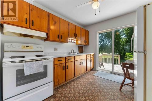 575 Elizabeth Street, Pembroke, ON - Indoor Photo Showing Kitchen