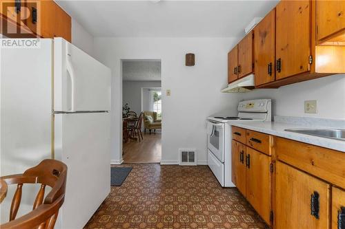 575 Elizabeth Street, Pembroke, ON - Indoor Photo Showing Kitchen