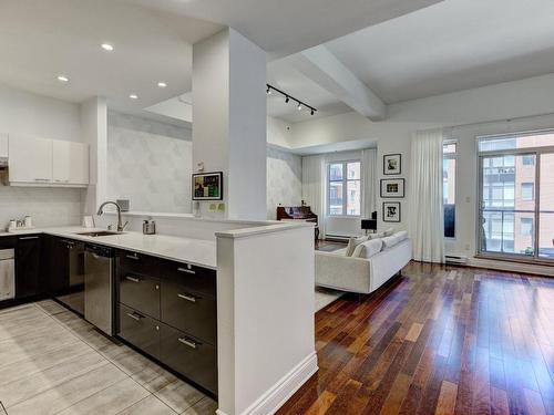 Salon - 301-150 Ch. Bates, Mont-Royal, QC - Indoor Photo Showing Kitchen With Upgraded Kitchen