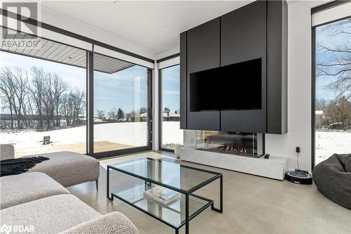 16 Bayswater Road, Quinte West, ON - Indoor Photo Showing Living Room