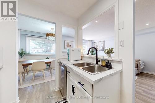 52 - 5033 Pinedale Avenue, Burlington (Appleby), ON - Indoor Photo Showing Kitchen With Double Sink