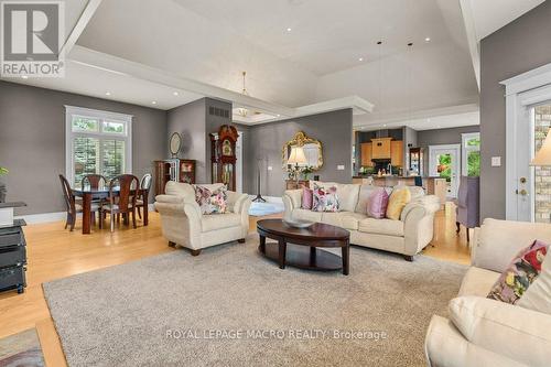 18 Stoney Brae Drive, Brant (South Dumfries), ON - Indoor Photo Showing Living Room