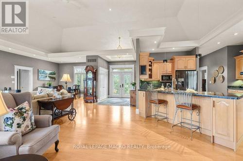 18 Stoney Brae Drive, Brant (South Dumfries), ON - Indoor Photo Showing Kitchen With Upgraded Kitchen