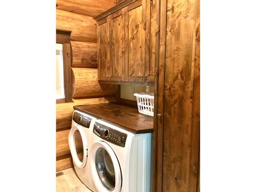 2850 Black Bear Crescent, Kimberley, BC - Indoor Photo Showing Laundry Room