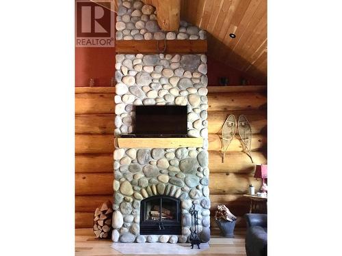 2850 Black Bear Crescent, Kimberley, BC - Indoor Photo Showing Living Room With Fireplace