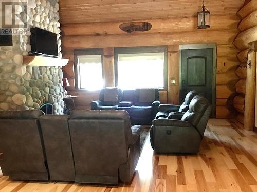 2850 Black Bear Crescent, Kimberley, BC - Indoor Photo Showing Living Room