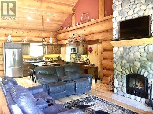 2850 Black Bear Crescent, Kimberley, BC - Indoor Photo Showing Living Room With Fireplace