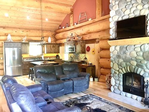 2850 Black Bear Crescent, Kimberley, BC - Indoor Photo Showing Living Room With Fireplace