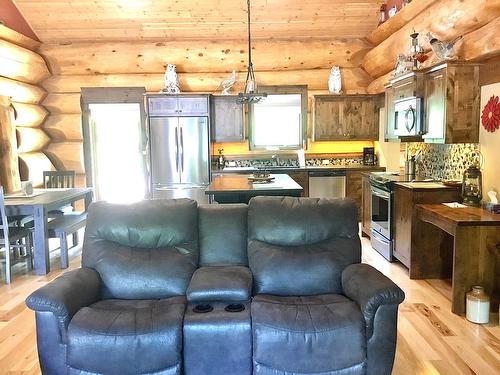 2850 Black Bear Crescent, Kimberley, BC - Indoor Photo Showing Living Room