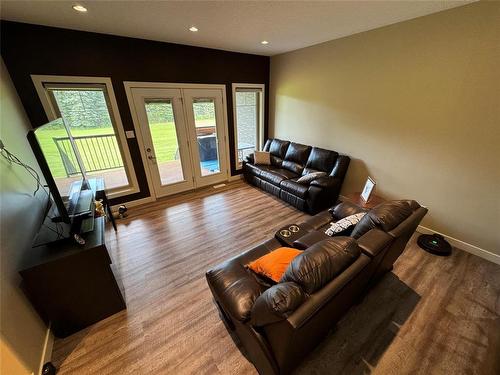 1 18 Outback Drive, Brandon, MB - Indoor Photo Showing Living Room