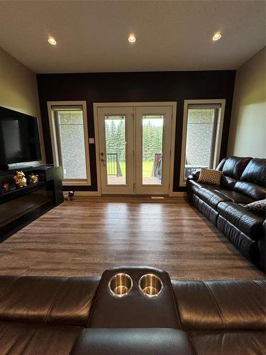 1 18 Outback Drive, Brandon, MB - Indoor Photo Showing Living Room