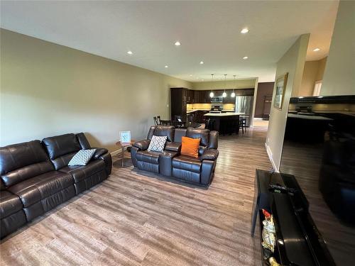 1 18 Outback Drive, Brandon, MB - Indoor Photo Showing Living Room