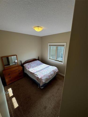 1 18 Outback Drive, Brandon, MB - Indoor Photo Showing Bedroom