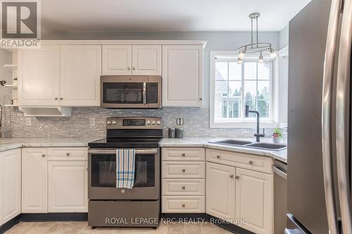 107 Colbeck Drive, Welland, ON - Indoor Photo Showing Kitchen With Double Sink With Upgraded Kitchen