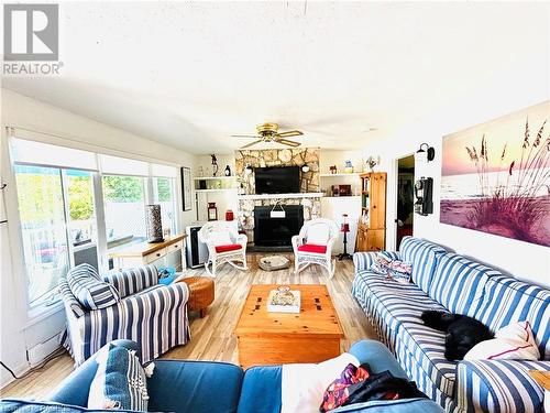 307 Bruce Road 13, Saugeen Indian Reserve 29, ON - Indoor Photo Showing Living Room