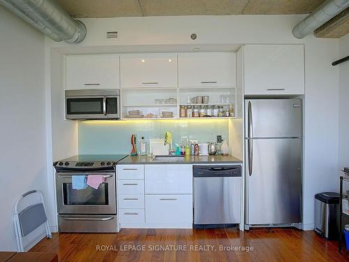 703-32 Trolley Cres, Toronto, ON - Indoor Photo Showing Kitchen With Upgraded Kitchen