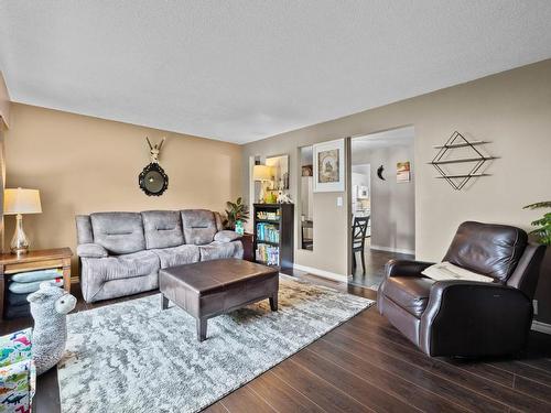 31-800 Southill Street, Kamloops, BC - Indoor Photo Showing Living Room