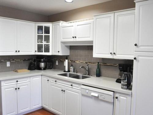 2332 Whitburn Cres, Kamloops, BC - Indoor Photo Showing Kitchen With Double Sink