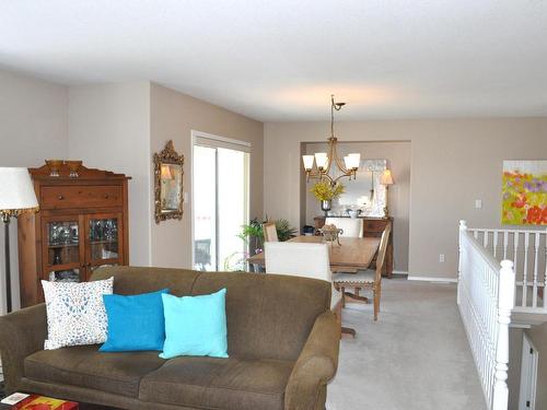 2332 Whitburn Cres, Kamloops, BC - Indoor Photo Showing Living Room