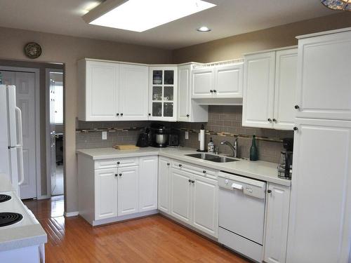 2332 Whitburn Cres, Kamloops, BC - Indoor Photo Showing Kitchen With Double Sink