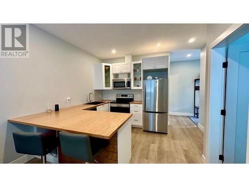 1640 Prail Road, Revelstoke, BC - Indoor Photo Showing Kitchen