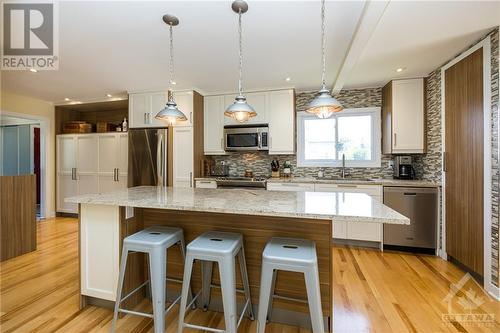 206 Sanford Avenue, Ottawa, ON - Indoor Photo Showing Kitchen With Upgraded Kitchen
