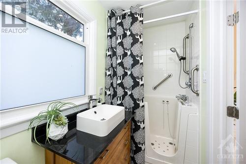 206 Sanford Avenue, Ottawa, ON - Indoor Photo Showing Bathroom