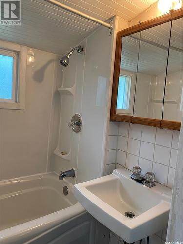 614 Railway Avenue, Bienfait, SK - Indoor Photo Showing Bathroom