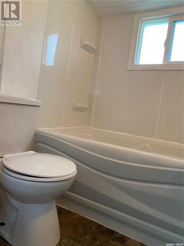 614 Railway Avenue, Bienfait, SK - Indoor Photo Showing Bathroom