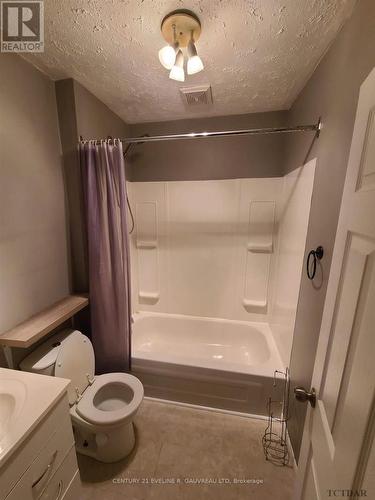 283 Meridian Avenue, Temiskaming Shores, ON - Indoor Photo Showing Bathroom