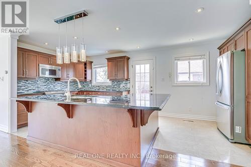 774 Consort Crescent, Mississauga, ON - Indoor Photo Showing Kitchen With Upgraded Kitchen