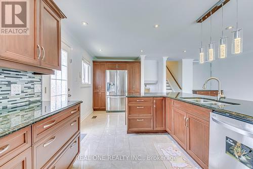 774 Consort Crescent, Mississauga, ON - Indoor Photo Showing Kitchen With Double Sink